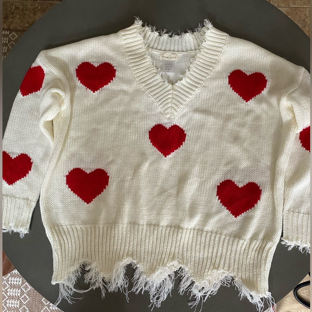 Main Strip Heart frayed sweater. Cream/ red L